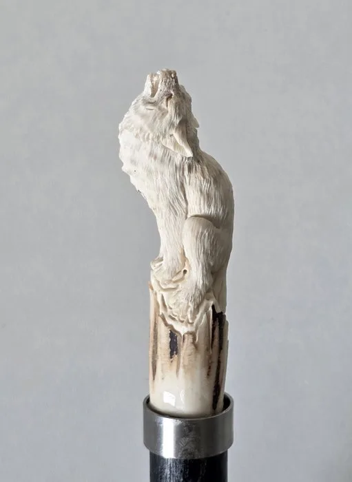 Handsnijwerk Huilende wolf Walking stick - Stag antlers, circa 1900