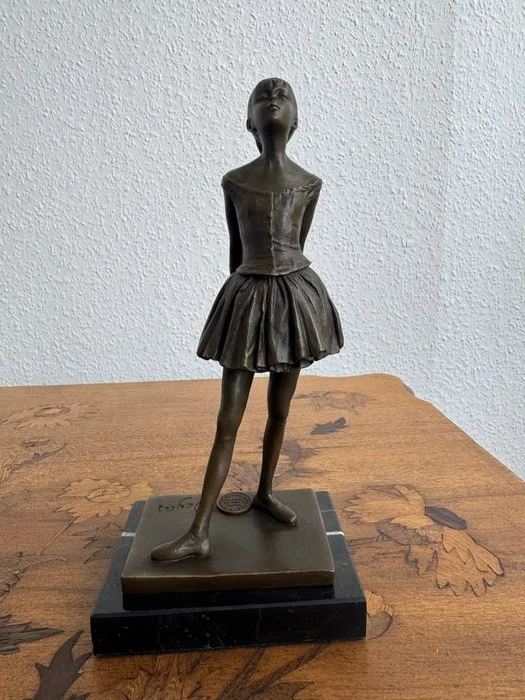 Edgar Degas (1834-1917) - after - Sculpture, “Little Dancer Aged Fourteen” - 19.3 cm - Bronze, Marble