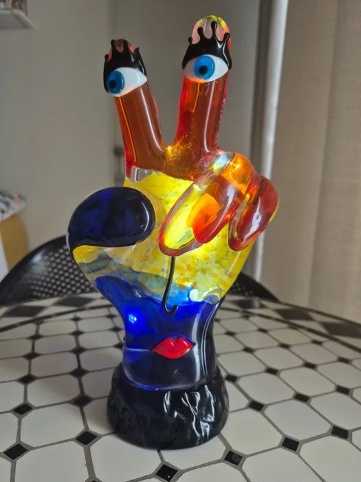 Mario Badioli - Mario Badioli - Sculpture, Sculpture Main signe en V (Victoire) en verre plein Murano - 29 cm - Murano glass - 2015