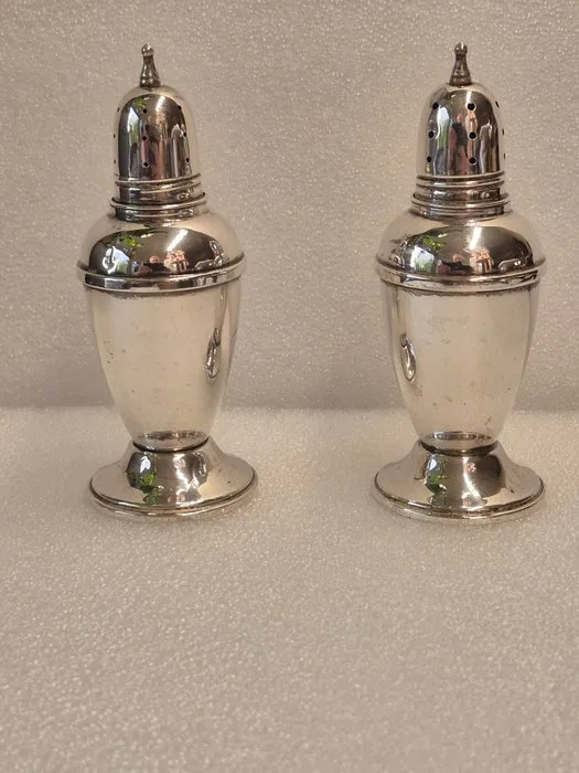 Reed and Barton - Salt and pepper shakers (2) - No: 70 -.925 silver