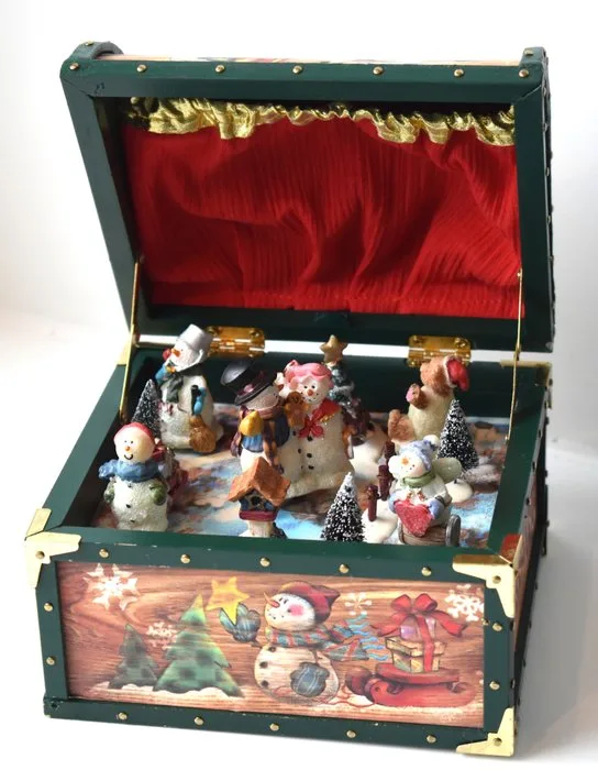 Christmas decoration Sankyo - romantic music box/trunk with a Christmas scene and snowmen - Wood, Resin