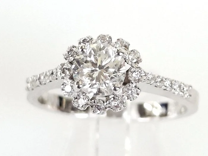 Engagement ring - 18 kt. White gold - 0.82ct. tw. Diamond (Natural) - Diamond