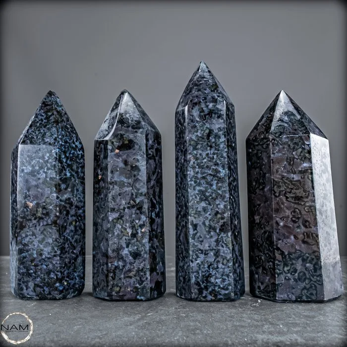 Merlinit Obelisk Set – 4 large hand-polished natural stone tips with mystical and extraordinary mineral structure- 2174.21 g - (4)