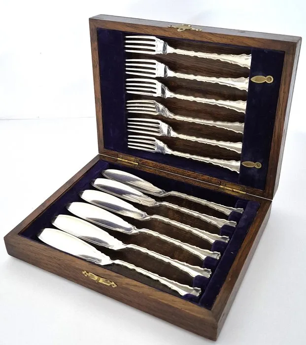 Lee & Wigfull - Fish cutlery set for 6 (12) - in its original wooden case — dated 1898 - Silverplated