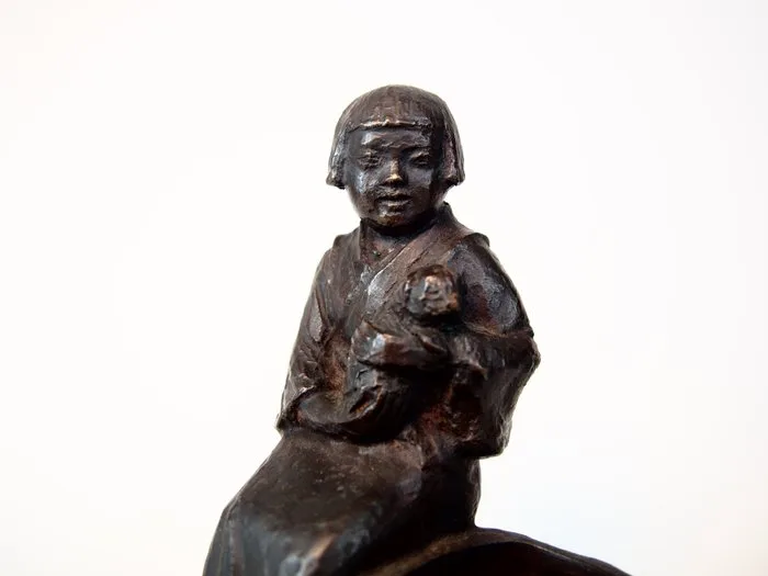 Japanese Bronze Sculpture & Smoking Set – Girl Holding a Puppy, Ashtray and Tobacco Container - Bronze - Shiro Nakano 中野四郎 - Japan - Shōwa period (1926-1989)