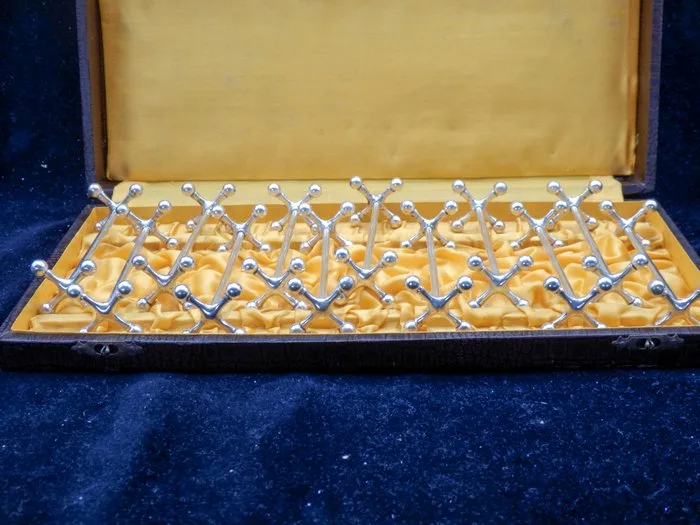 Prachtige set van 12 Art Deco verzilverde Messenleggers -Gesigneerd - Knife rest (12) - Metal, Silverplated