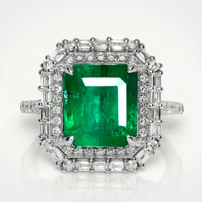 Ring - 14 kt. White gold, IGI 6.45 ct Zambia Green - 7.32ct. tw. Emerald - Diamond