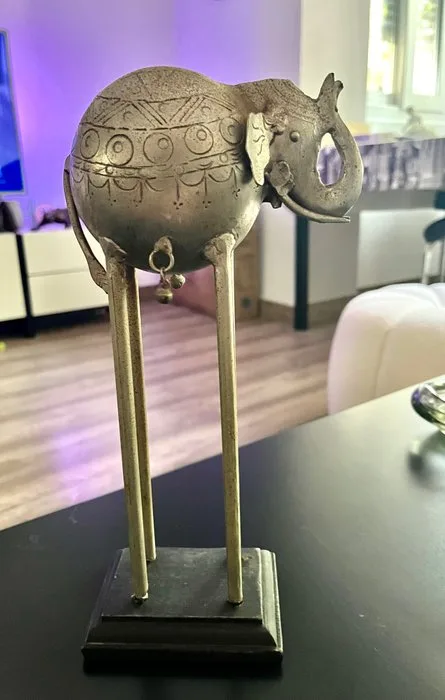 Statue, Elefante con aspiraciones - 45 cm - Steel - 1971