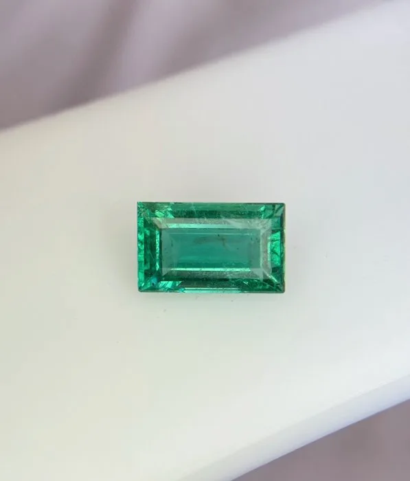 1 pcs Green Emerald - 2.31 ct - International Gemological Institute (IGI) - F1 minor