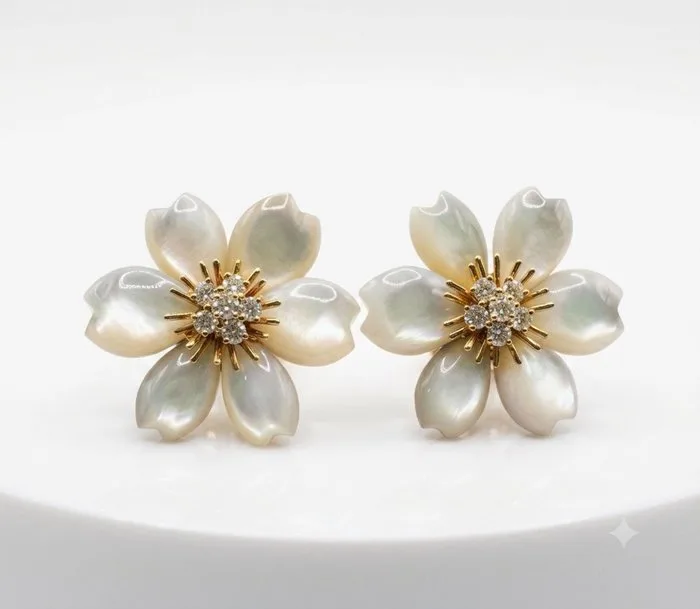 Van Cleef & Arpels - Earrings - 18 kt. Yellow gold, Mother of pearl Diamond (Natural) - Diamond - Rose de Noel