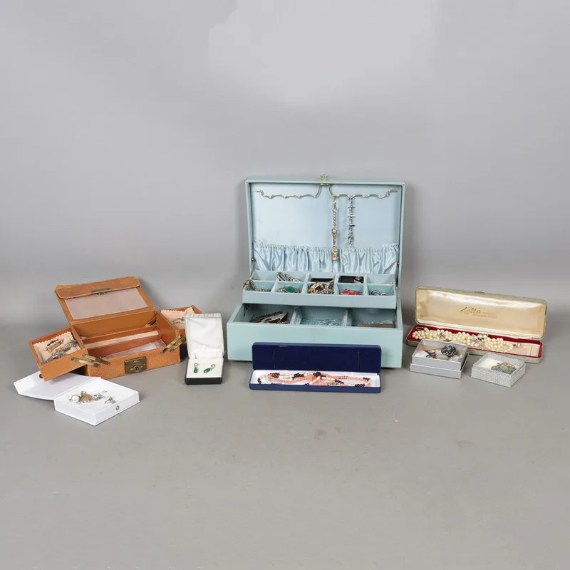 A Collection of Costume Jewellery (Qty)