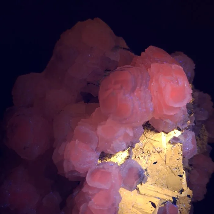 Calcite on sphalerite with pyrite Fluorescent - Height: 16 cm - Width: 14 cm- 2.08 kg - (1)
