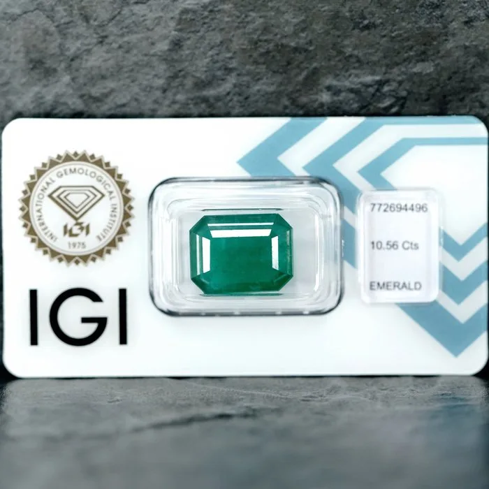 1 pcs Green Emerald - 10.56 ct - International Gemological Institute (IGI)