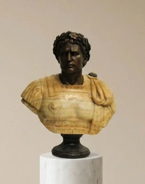 Sculpture, Busto di imperatore Giulio Cesare in onice. - 81 cm - Bronze, Onyx