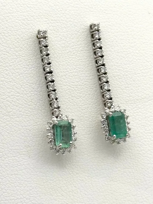 Drop earrings - 18 kt. White gold - 1.90ct. tw. Emerald - Diamond - Length: 3.00 cm