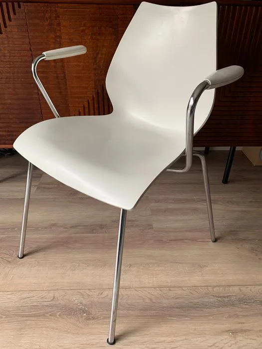 Kartell Maui - Vico Magistretti - Stacking chair - Polypropylene - multifunctional design
