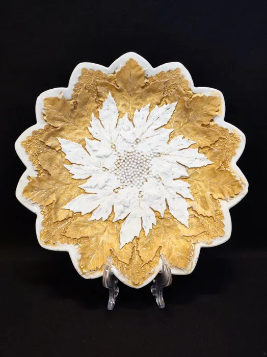 Meissen - Dish - antike "spitzige" Prunkschale/Prunkteller Ø 22,8 cm Weinlaubrelief, Mattgold, Glanzgold - Porcelain