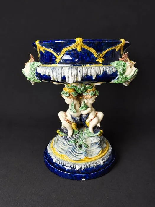 Centrotavola (Altezza 36cm) con tre putti che reggono una bacinella con mascheroni - Sculpture, tre putti - 36 cm - Porcelain