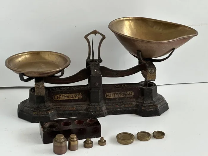 E & F. Fawley LTD Rotherham Keukenweegschaal met gewichten blok - Kitchen scale - Copper/brass / bronze, wood, iron - antique weighing scale