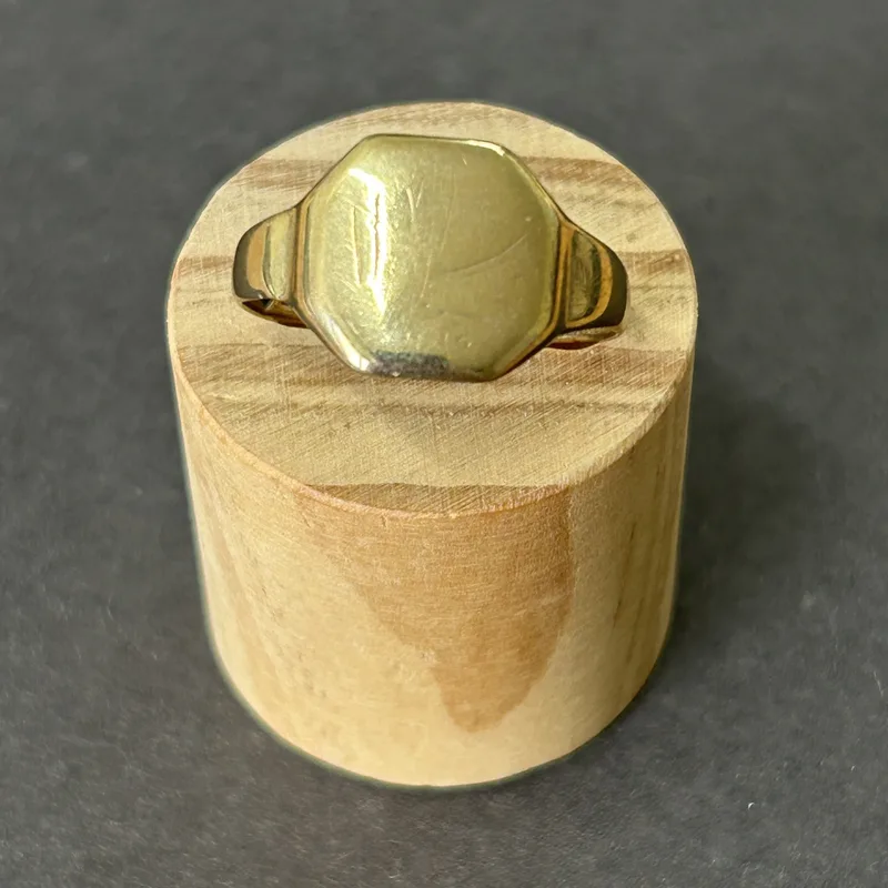 A 9ct gold ring with Chester hallmarks, approx. size S, weight approx. 3g (slightly out of shape)