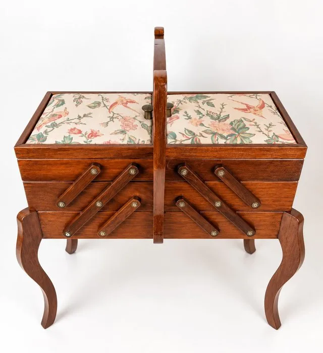 Sewing box - Beautiful vintage fold-out sewing box / sewing table. - Wood, Cotton