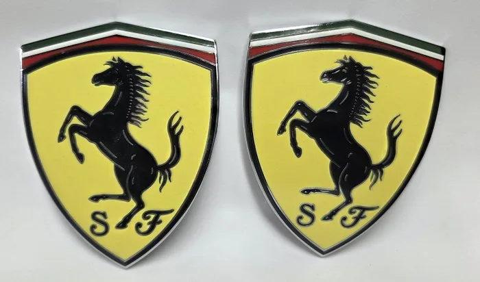 Car part - Ferrari - n.2 SCUDETTI FERRARI ORIGINALI SHIELDS parafango 85308500 a 2 pins - After 2000