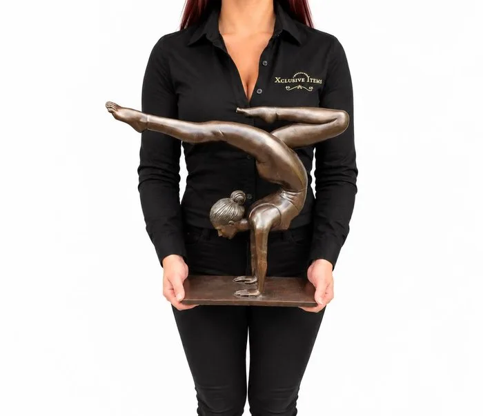 Statue, XL Bronze: Yoga Lady - 37 cm - Bronze - 2026