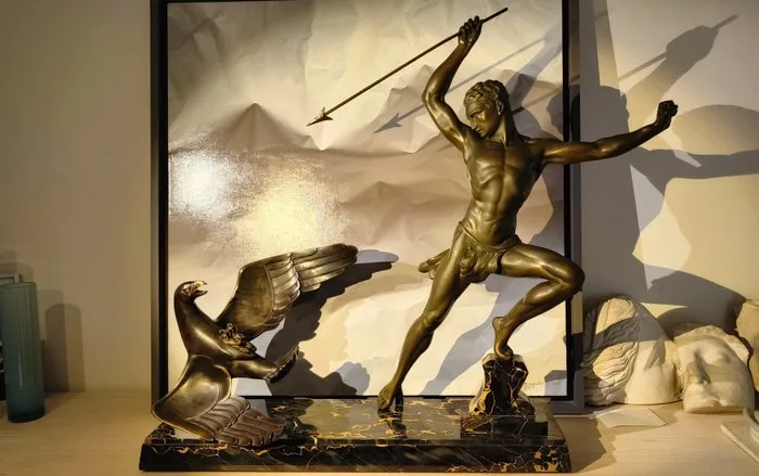 Jean de Roncourt - Sculpture, "La Chase a l'Aigle" - 69 cm - Marble, Spelter, Bronze