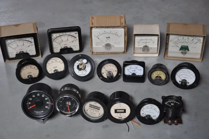 Tachometers, frequency meters, voltmeters, ammeters, ohmmeters, antenna meter (17) - Bakelite, Plastic, Metal, Glass - 1930 -1970 - various applications