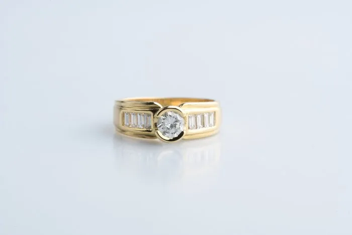 Ring - 18 kt. Yellow gold - 0.91ct. tw. Diamond (Natural) - Diamond