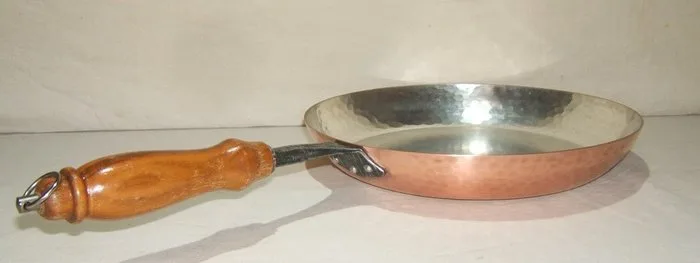 Stockli, Netstal, Swiss Made - Een grote degelijke koperen koekenpan - Pan - Hammered copper, wood - diameter 26 cm