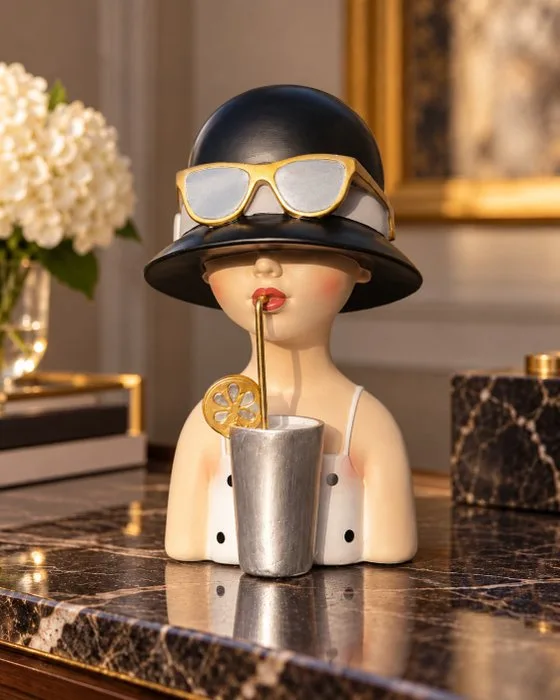Sculpture, Stijlvolle damesbuste met cocktail – Art Deco geïnspireerd – Decoratieve sculptuur - 22.5 cm - Resin