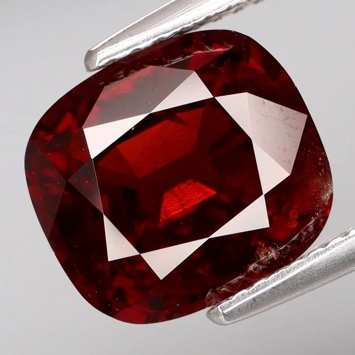 1 pcs Red Spinel - 4.85 ct - International Gemological Institute (IGI) - Top Red Spinel