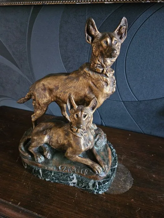 Thomas François Cartier (1879-1943) - Carving, Les chiens de berger - 31.5 cm - Spelter - 1920