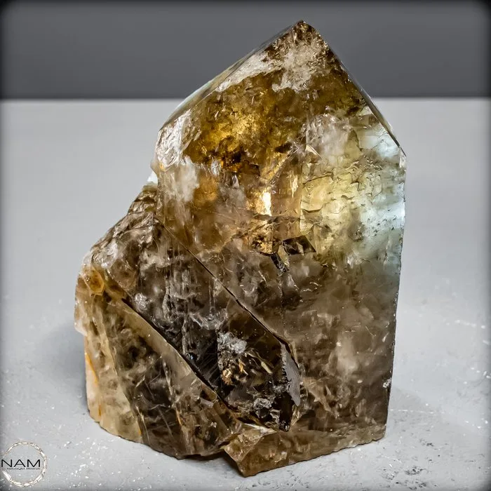 Earthy elegance – smoky quartz obelisk with a golden shimmer Strength and elegance in raw form, from Brazil- 782.96 g