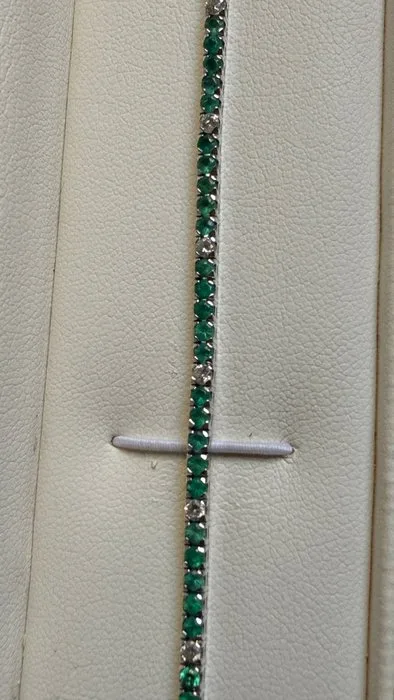Tennis bracelet - 18 kt. White gold - 2.69ct. tw. Emerald - Diamond