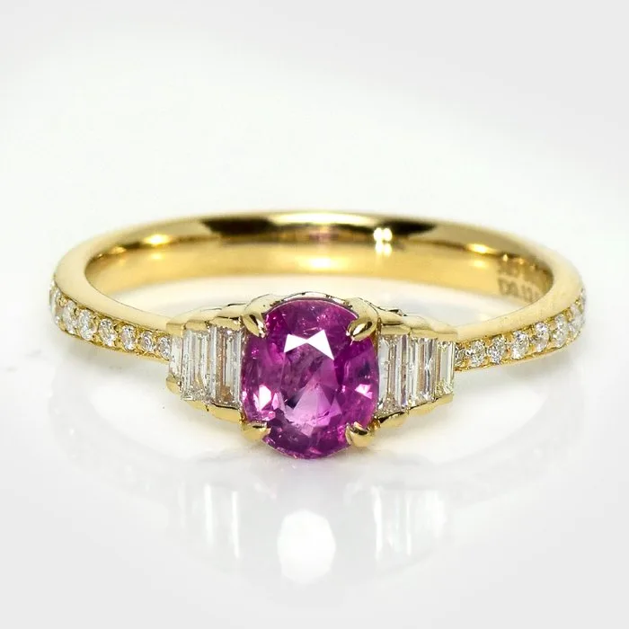 Ring - 14 kt. Yellow gold, GIA 0.76 ct Kashmir Pink - 1.04ct. tw. Sapphire - Diamond