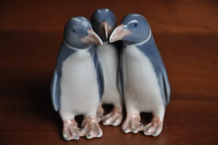 Royal Copenhagen - Statue, groep pinguins - 10 cm - underglaze technique