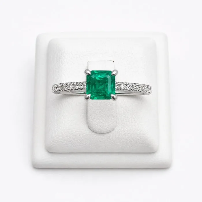 Ring 17 K White Gold - 1.22ct. tw. Emerald - Diamond - INSIGNIFICANT VIVID GREEN
