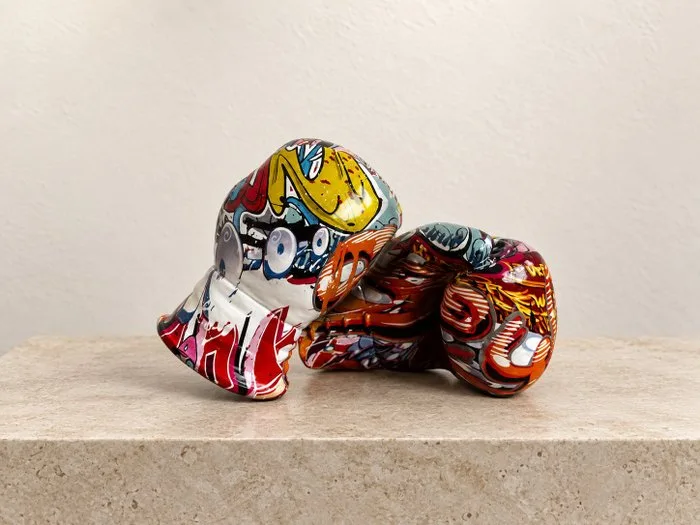 Oliver Klapp (XX) - Sculpture, Street Art Boxing Gloves – Kleurrijk Hoogglans Sculptuur / Decoratief Kunstobject - 15 cm - Resin