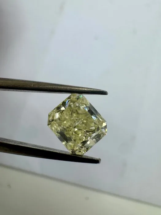 1 pcs Diamond (Natural coloured) - 1.57 ct - Radiant - Fancy light Yellow - VS2 - International Gemological Institute (IGI)