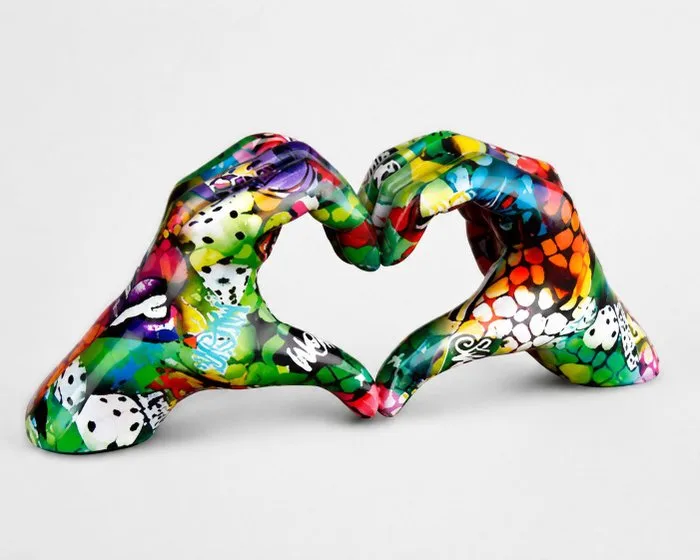 Oliver Klapp (XX) - Sculpture, Street Art Heart Hands Sculpture – Contemporary Design Object – New – Casablanca - 12 cm - Resin