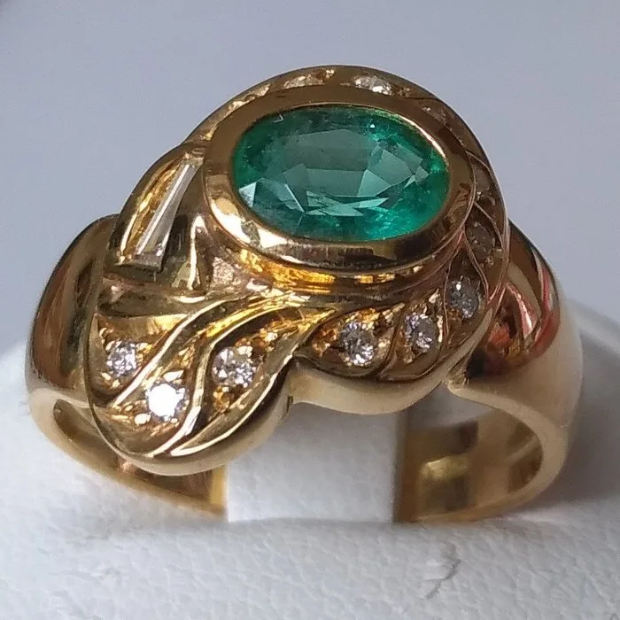 Ring - 18 kt. Yellow gold - 0.99ct. tw. Emerald - Diamond