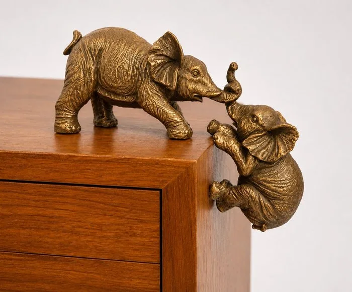 Sculpture, Decoratief olifantenpaar – Bronskleurige afwerking – speels klimmend ontwerp - 18 cm - Resin