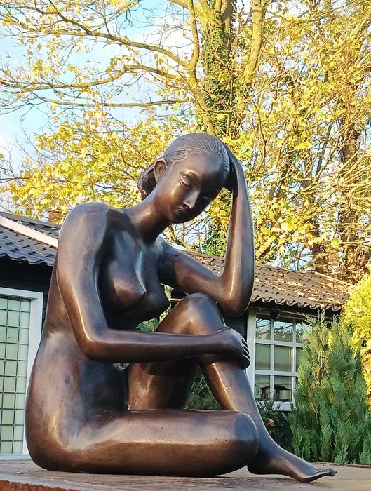 Sculpture, XXL TUINBEELD BRONS DAME IN ZITHOUDING - 39 cm - Patinated bronze