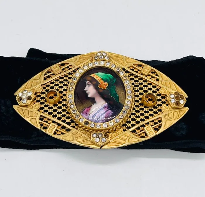Belt ornament - France - Belt with enamel portrait