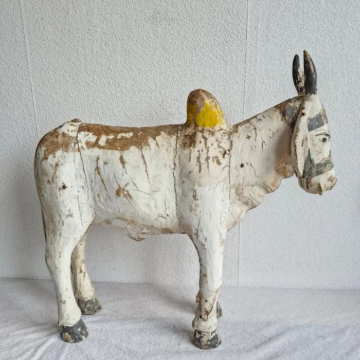 Large Nandi sacred bull - 12.5 kg. - Wood, stucco coating / gypsum (stucco) - India - Early 20th century
