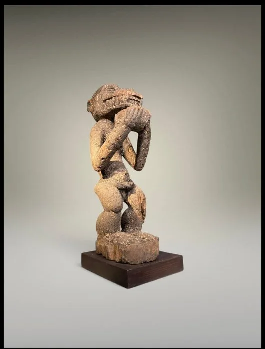 Baoulé monkey statuette (46 cm) - Exceptional Baoulé statuette on a pedestal, depicting a water carrier. - Baule - Côte d'Ivoire