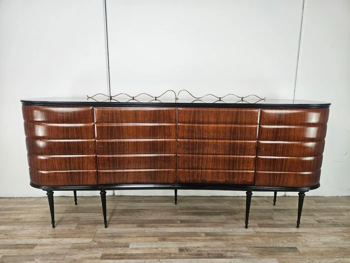 Vittorio Dassi, (attr.) - Credenza - Vittorio Dassi rosewood sideboard, 1950s. - Wood, Rosewood, Glass, Brass