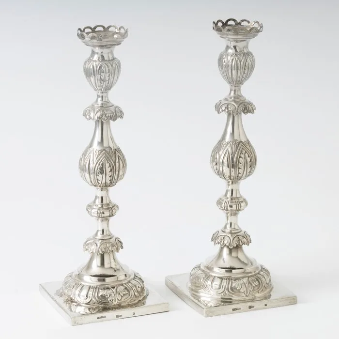 Mordechai Vrona (М. Врона). (Keurmeester: Józef / Osip Sosnkowski, Warschau, 1882–1883). - Candleholder (2) -.875 (84 Zolotniki) silver